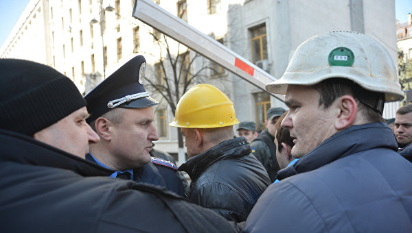 Протестующие шахтеры взяли в осаду администрацию Порошенко Протестующие шахтеры взяли в осаду администрацию Порошенко