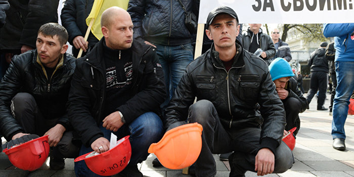 На митингующих в Киеве горняков напали националисты «Правого сектора» На митингующих в Киеве горняков напали националисты «Правого сектора»