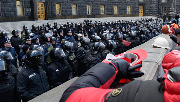 На митингующих в Киеве горняков напали националисты «Правого сектора» На митингующих в Киеве горняков напали националисты «Правого сектора»