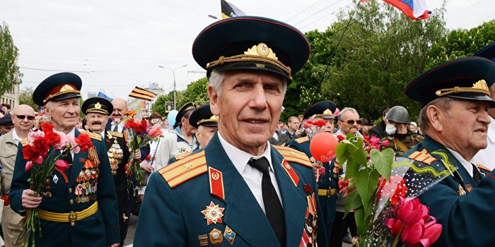 Донецким ветеранам ВОВ вручили денежные сертификаты Донецким ветеранам ВОВ вручили денежные сертификаты