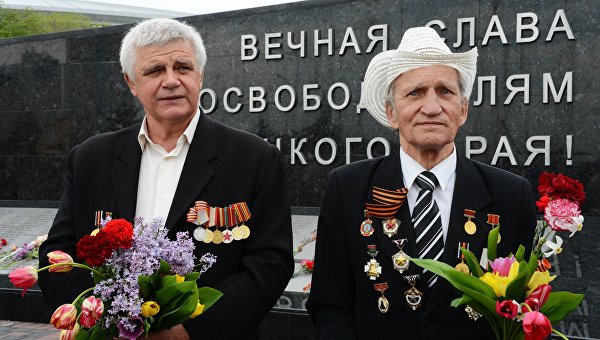 Донецким ветеранам ВОВ вручили денежные сертификаты Донецким ветеранам ВОВ вручили денежные сертификаты