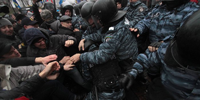 В Киеве "Правый сектор" спровоцировал драку В Киеве "Правый сектор" спровоцировал драку