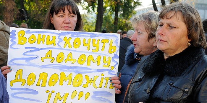 Тысячи украинцев бегут от армии Тысячи украинцев бегут от армии