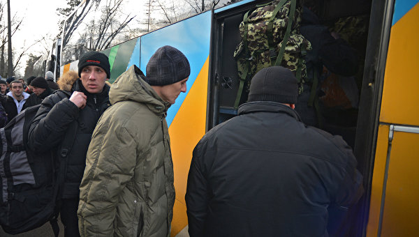 Тысячи украинцев бегут от армии Тысячи украинцев бегут от армии