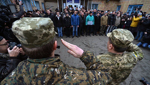 Тысячи украинцев бегут от армии Тысячи украинцев бегут от армии