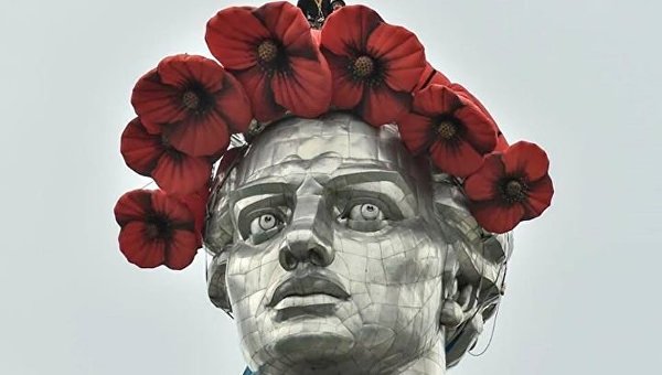 «Родину-мать» в Киеве украсили маковым венком «Родину-мать» в Киеве украсили маковым венком