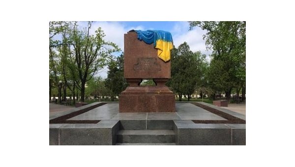 В Харькове неизвестные испортили монумент «Вечный огонь» В Харькове неизвестные испортили монумент «Вечный огонь»