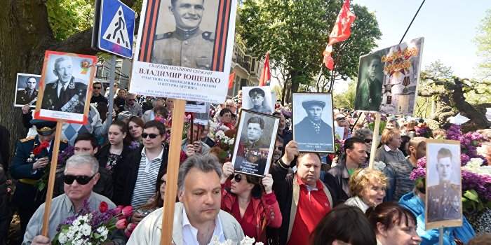 В День Победы тысячи одесситов скандируют «Вон из Одессы, бандеровские бесы!» В День Победы тысячи одесситов скандируют «Вон из Одессы, бандеровские бесы!»