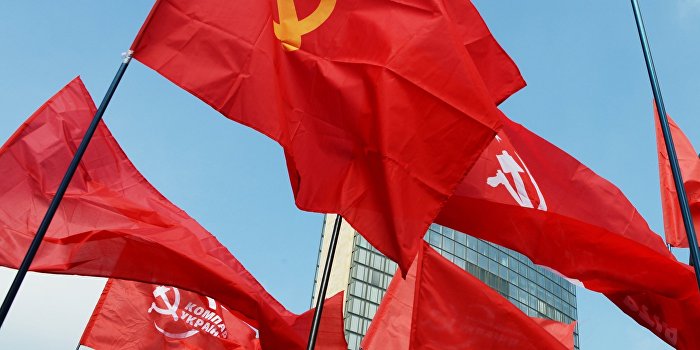 Жители Николаева со знаменем Победы прорвали кордон оцепления в центре города Жители Николаева со знаменем Победы прорвали кордон оцепления в центре города