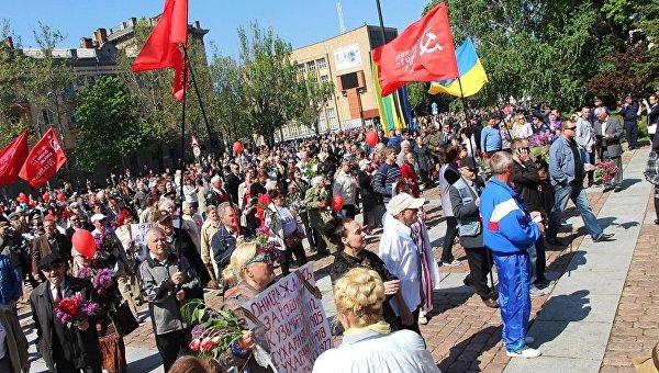 Жители Николаева со знаменем Победы прорвали кордон оцепления в центре города Жители Николаева со знаменем Победы прорвали кордон оцепления в центре города