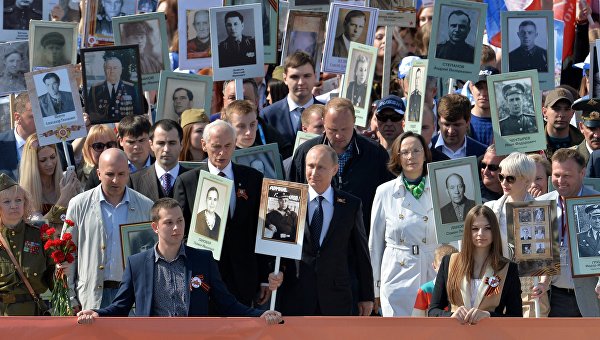 Путин с портретом отца возглавил шествие «Бессмертного полка» Путин с портретом отца возглавил шествие «Бессмертного полка»