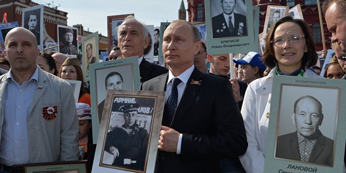 Путин с портретом отца возглавил шествие «Бессмертного полка» Путин с портретом отца возглавил шествие «Бессмертного полка»