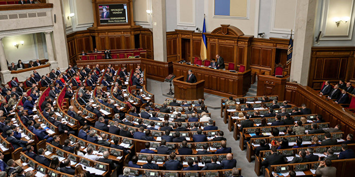 Верховная Рада приняла предложенный Порошенко закон о военном положении Верховная Рада приняла предложенный Порошенко закон о военном положении