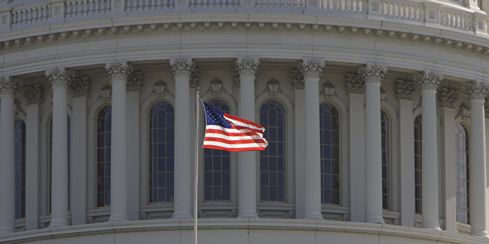 Пикетчики нарисовали голубей по периметру посольства США в Киеве Пикетчики нарисовали голубей по периметру посольства США в Киеве