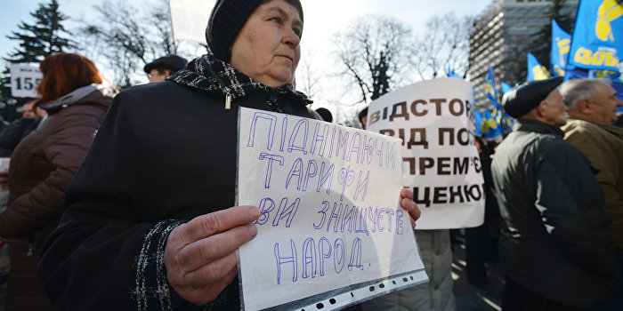 По Крещатику прошло многотысячное шествие против повышения тарифов ЖКХ По Крещатику прошло многотысячное шествие против повышения тарифов ЖКХ
