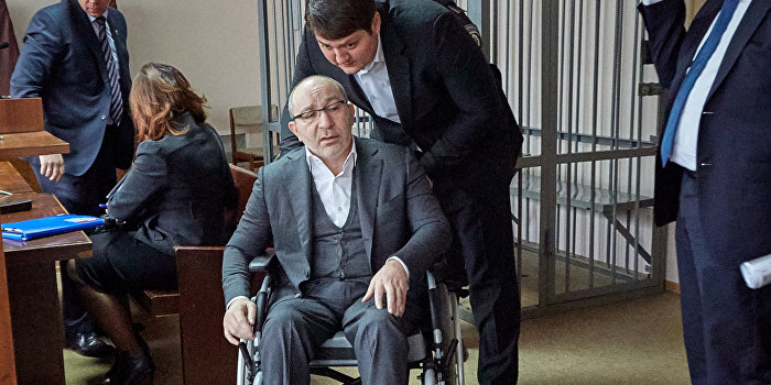Полтавские радикалы забросали Кернеса яйцами Полтавские радикалы забросали Кернеса яйцами