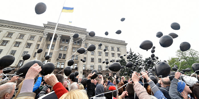 Жители Генуи поддерживают одесситов и дончан Жители Генуи поддерживают одесситов и дончан