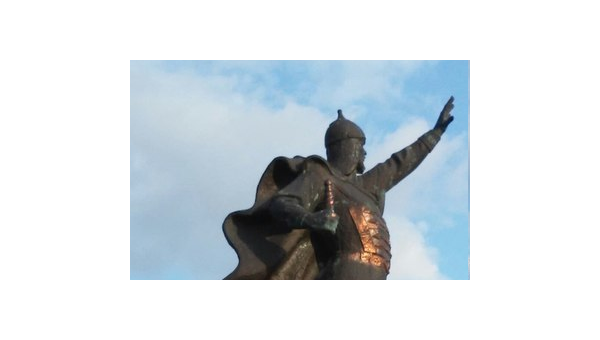 В Харькове ночью повалили три памятника В Харькове ночью повалили три памятника