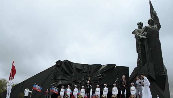 Брошенные на произвол судьбы: как киевское правительство изолирует восточных украинцев Брошенные на произвол судьбы: как киевское правительство изолирует восточных украинцев