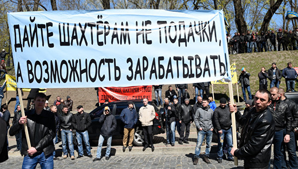 Брошенные на произвол судьбы: как киевское правительство изолирует восточных украинцев Брошенные на произвол судьбы: как киевское правительство изолирует восточных украинцев
