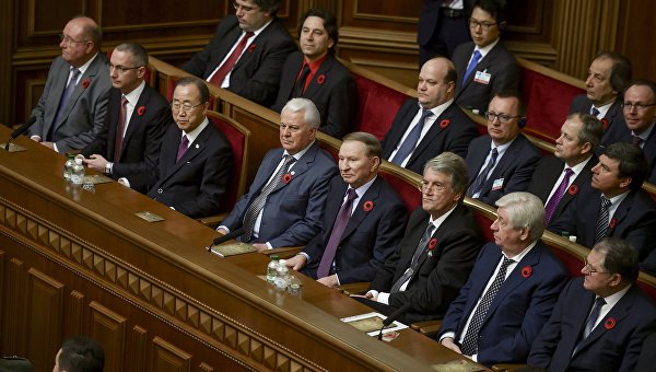 Вместо шальных денег - счета и похоронки: об особенностях «декоммунизации-2015» Вместо шальных денег - счета и похоронки: об особенностях «декоммунизации-2015»
