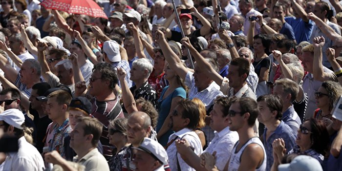 В Донецке прошел многотысячный митинг против нарушения Киевом Минских соглашений В Донецке прошел многотысячный митинг против нарушения Киевом Минских соглашений