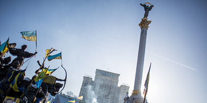 В Киеве на Майдане Независимости начали устанавливать палатки
