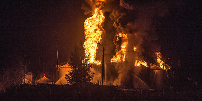 В Киевской области загорелась еще одна нефтебаза, идет эвакуация населения