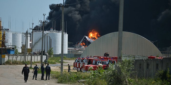 На нефтебазе под Киевом горят два резервуара
