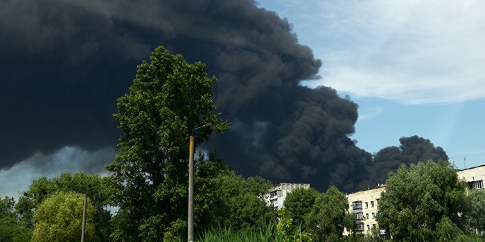 Ядовитый дым от пожара на нефтебазе ветер несет в сторону Киева