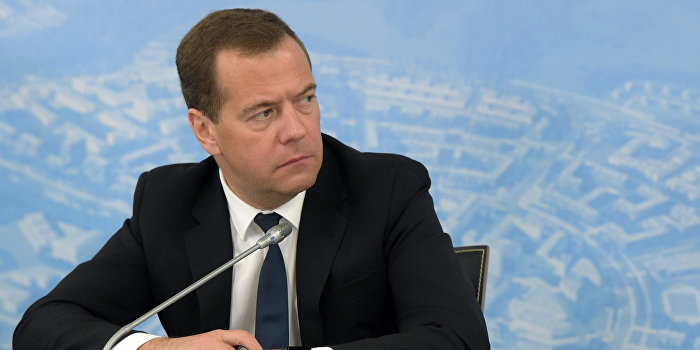 Медведев: Если считать кредит от РФ взяткой, то от МВФ - это масштабное воровство