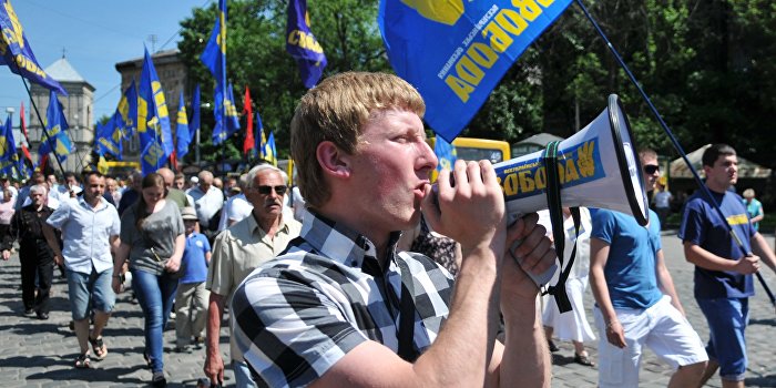 Протестующие жгут шины у здания налоговой инспекции во Львове