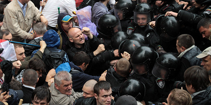 В Киеве произошла стычка между митингующими и милицией