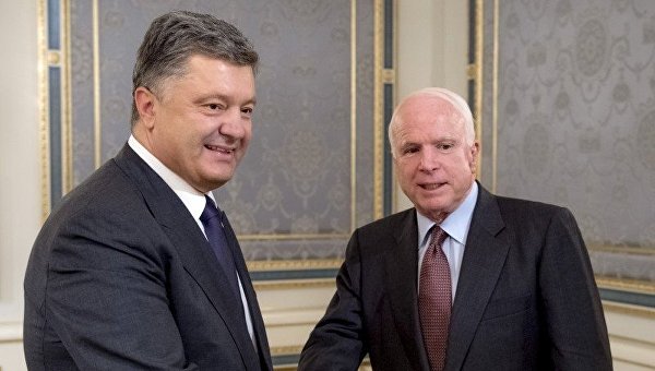 Порошенко доложил Маккейну о ситуации в Донбассе