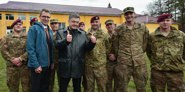 Порошенко подписал закон о размещении иностранных войск на Украине