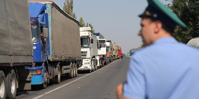 Украина не пропускает грузовики с товарами в Крым