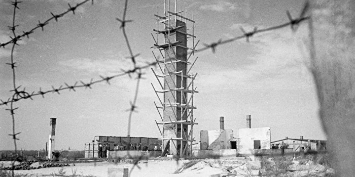 Украинца отчислили из польской школы за жест в концлагере Майданек Украинца отчислили из польской школы за жест в концлагере Майданек