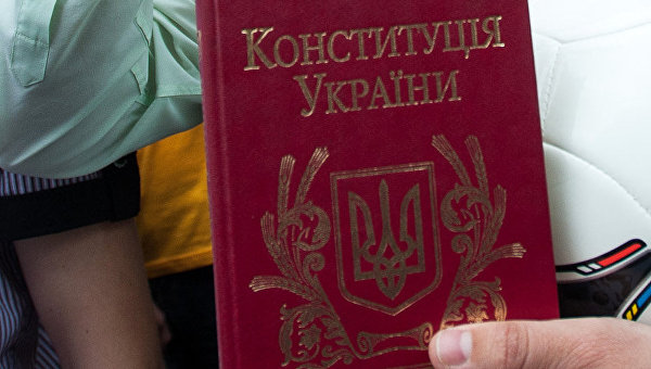 Порошенко: Изменения в Конституцию не дадут особого статуса Донбассу Порошенко: Изменения в Конституцию не дадут особого статуса Донбассу