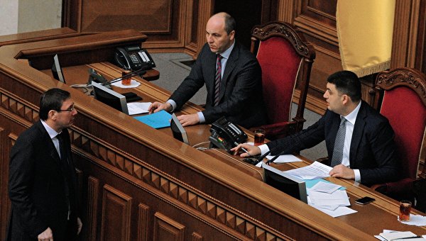 Луценко больше не хочет возглавлять фракцию БПП Луценко больше не хочет возглавлять фракцию БПП