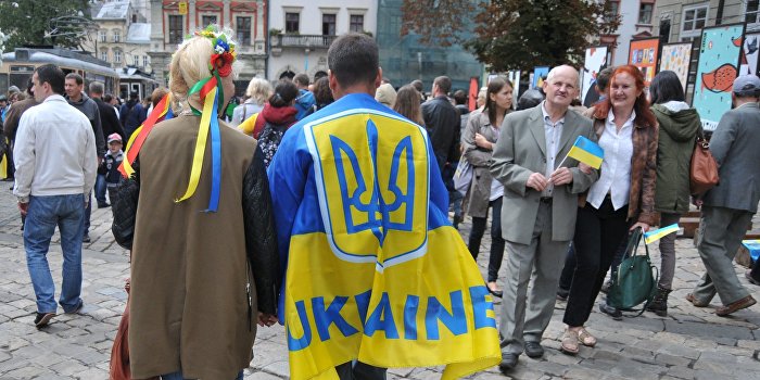 Украинцев призвали выезжать за границу только с государственным флагом Украинцев призвали выезжать за границу только с государственным флагом
