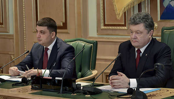 Порошенко уволил Томенко за иск к Гройсману Порошенко уволил Томенко за иск к Гройсману