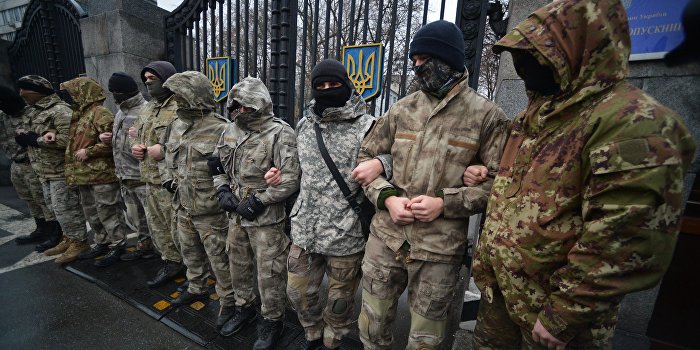 Сотни военнослужащих из зоны «АТО» перекрыли дорогу на Киев Сотни военнослужащих из зоны «АТО» перекрыли дорогу на Киев