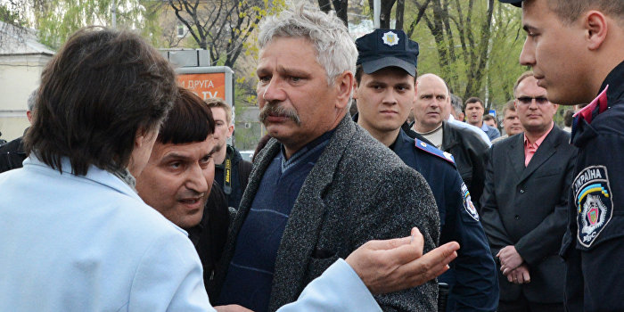 В Чернигове толпа заблокировала машину с деньгами и оружием кандидата в депутаты В Чернигове толпа заблокировала машину с деньгами и оружием кандидата в депутаты