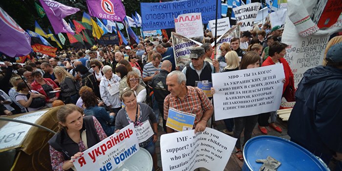 Эксперт: По сравнению с 2013 годом украинцы живут в три раза хуже Эксперт: По сравнению с 2013 годом украинцы живут в три раза хуже