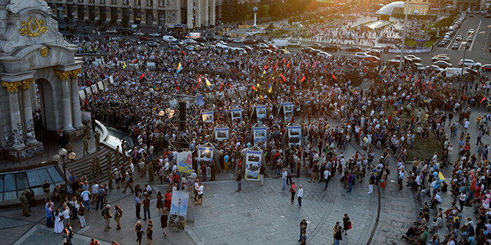 В Киеве на вече объявлен «новый этап украинской революции» В Киеве на вече объявлен «новый этап украинской революции»