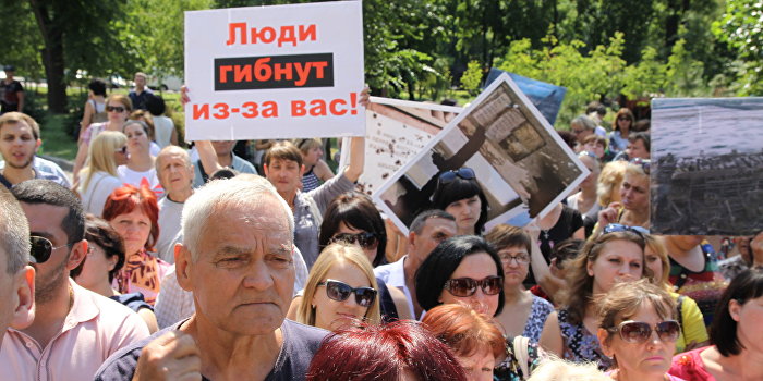 Жители Донецка протестовали против бездеятельности ОБСЕ Жители Донецка протестовали против бездеятельности ОБСЕ