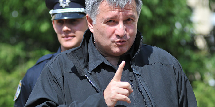 Авакова призывают объяснить, почему в милицию берут уголовников Авакова призывают объяснить, почему в милицию берут уголовников