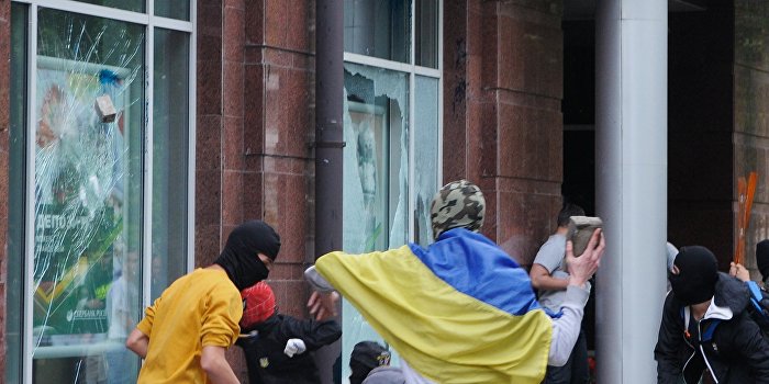 Во Львове забросали «коктейлями Молотова» Сбербанк России Во Львове забросали «коктейлями Молотова» Сбербанк России
