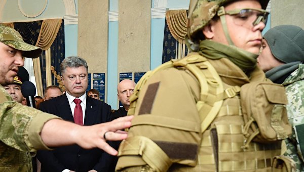 Порошенко предложил заменить «младшего лейтенанта» на «хорунжего» Порошенко предложил заменить «младшего лейтенанта» на «хорунжего»
