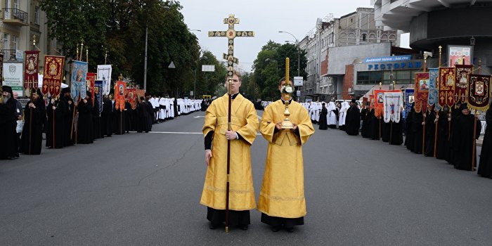Во время крестного хода агрессивные киевляне пытались нападать на верующих Во время крестного хода агрессивные киевляне пытались нападать на верующих
